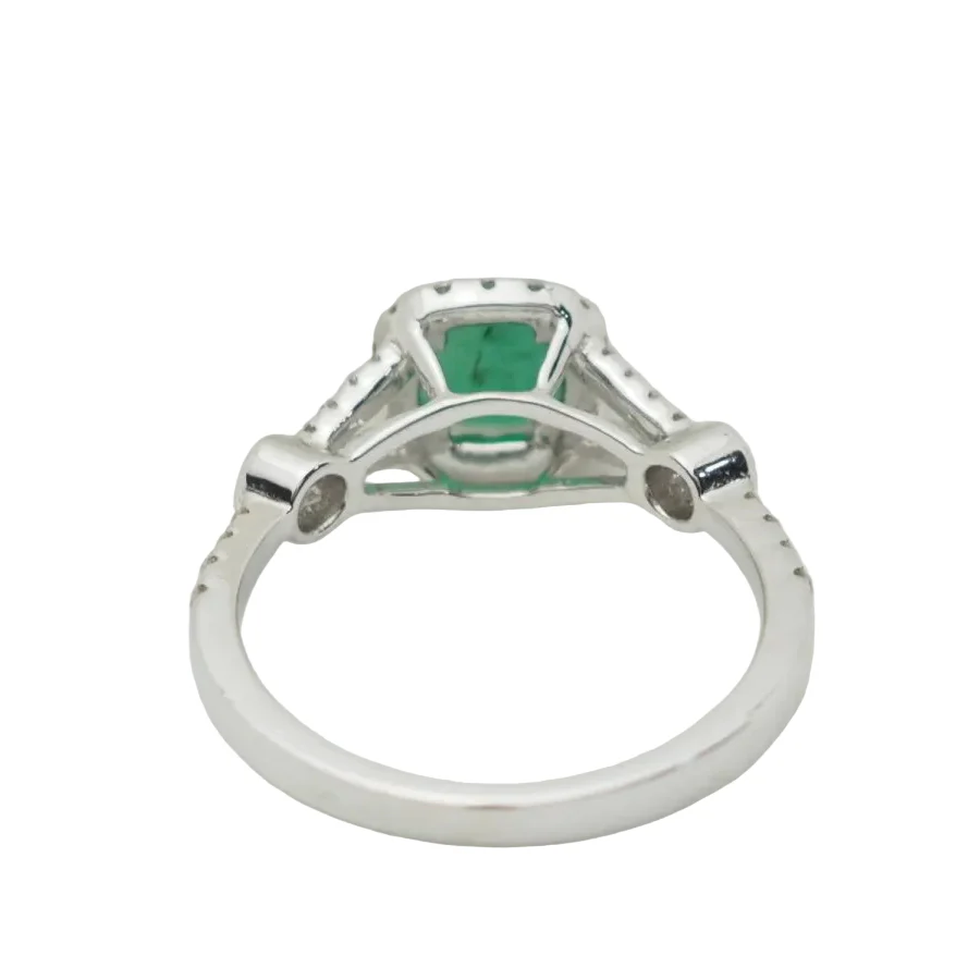 Bague Entourage en or blanc, émeraude et diamants - Image 4
