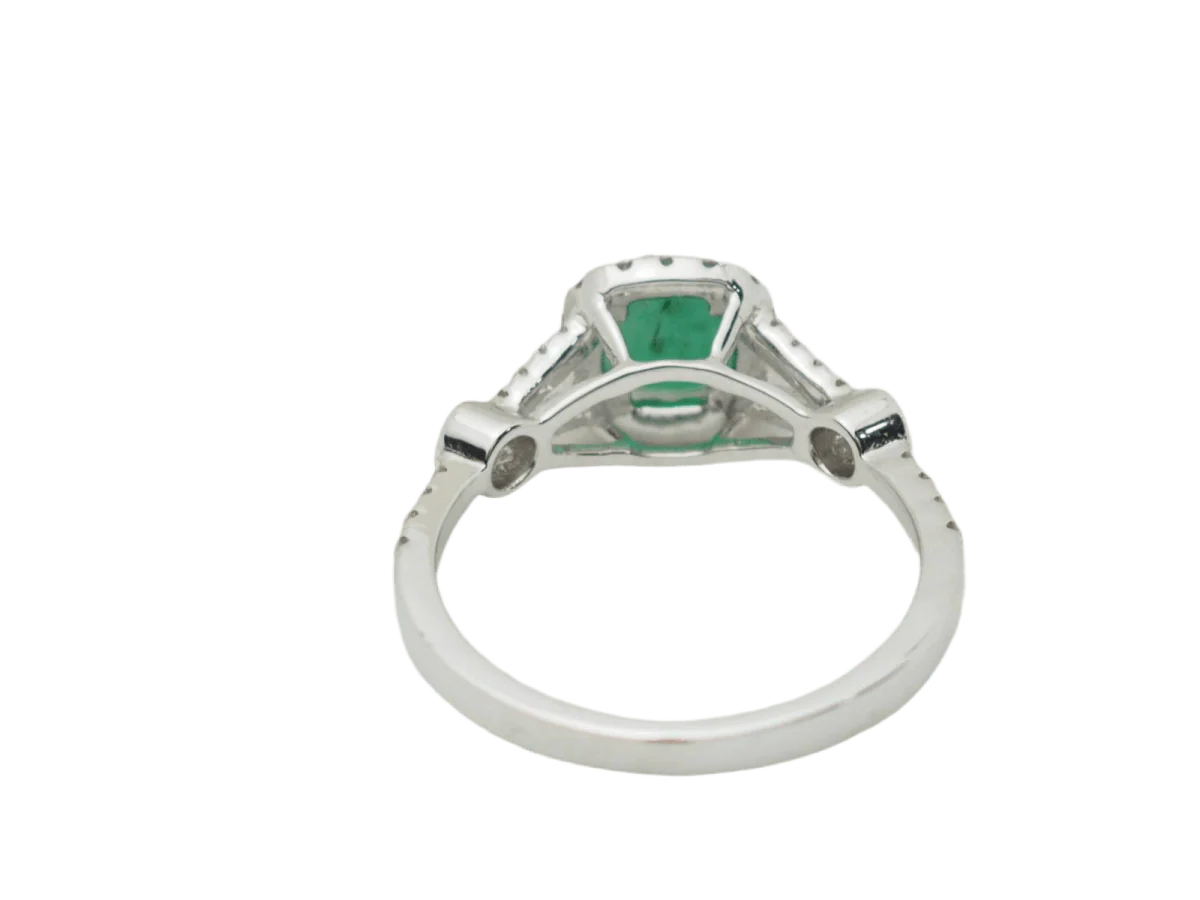 Bague Entourage en or blanc, émeraude et diamants - Image 4