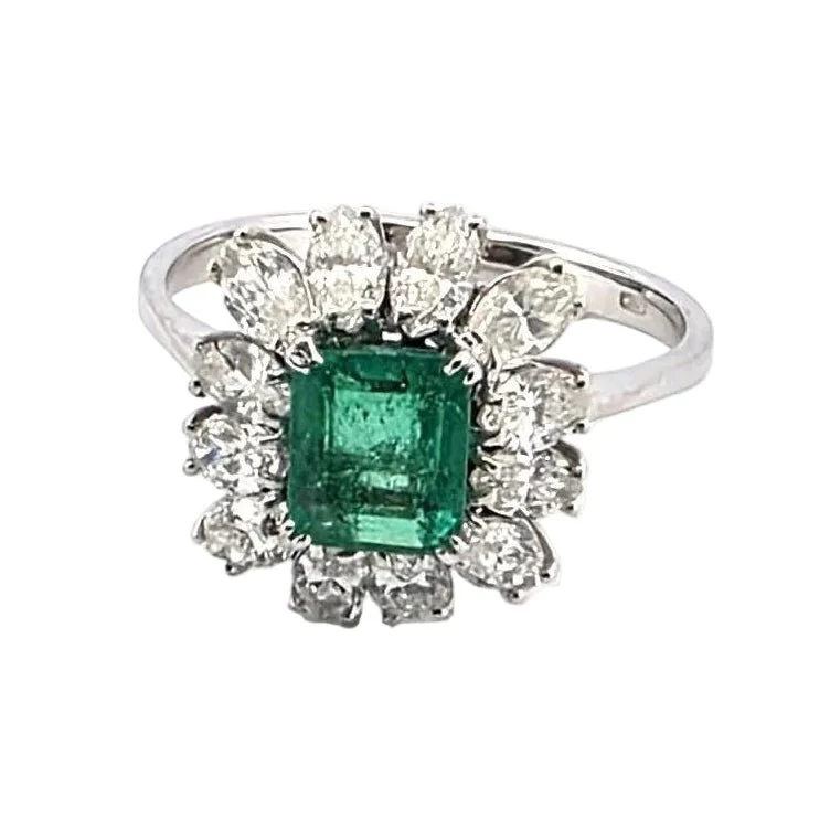 Bague Entourage en or blanc, émeraude et diamants