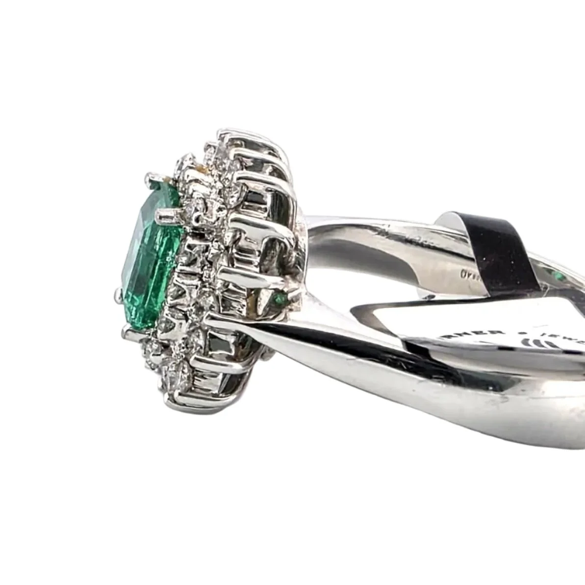 Bague Entourage en or blanc, émeraude et diamants - Image 3