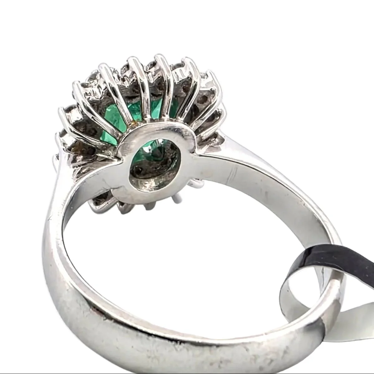 Bague Entourage en or blanc, émeraude et diamants - Image 4