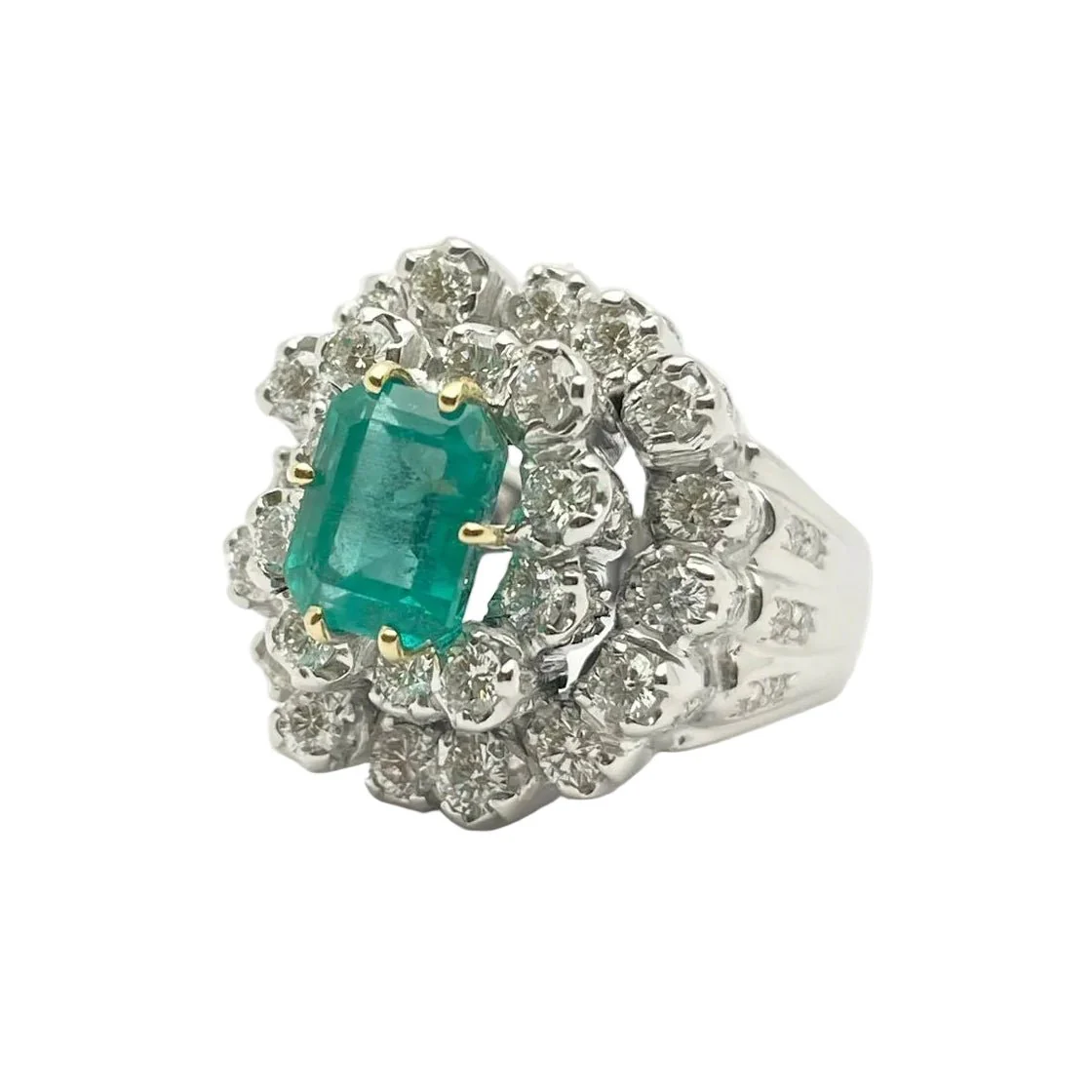 Bague Entourage en or blanc, émeraude et diamants - Image 2