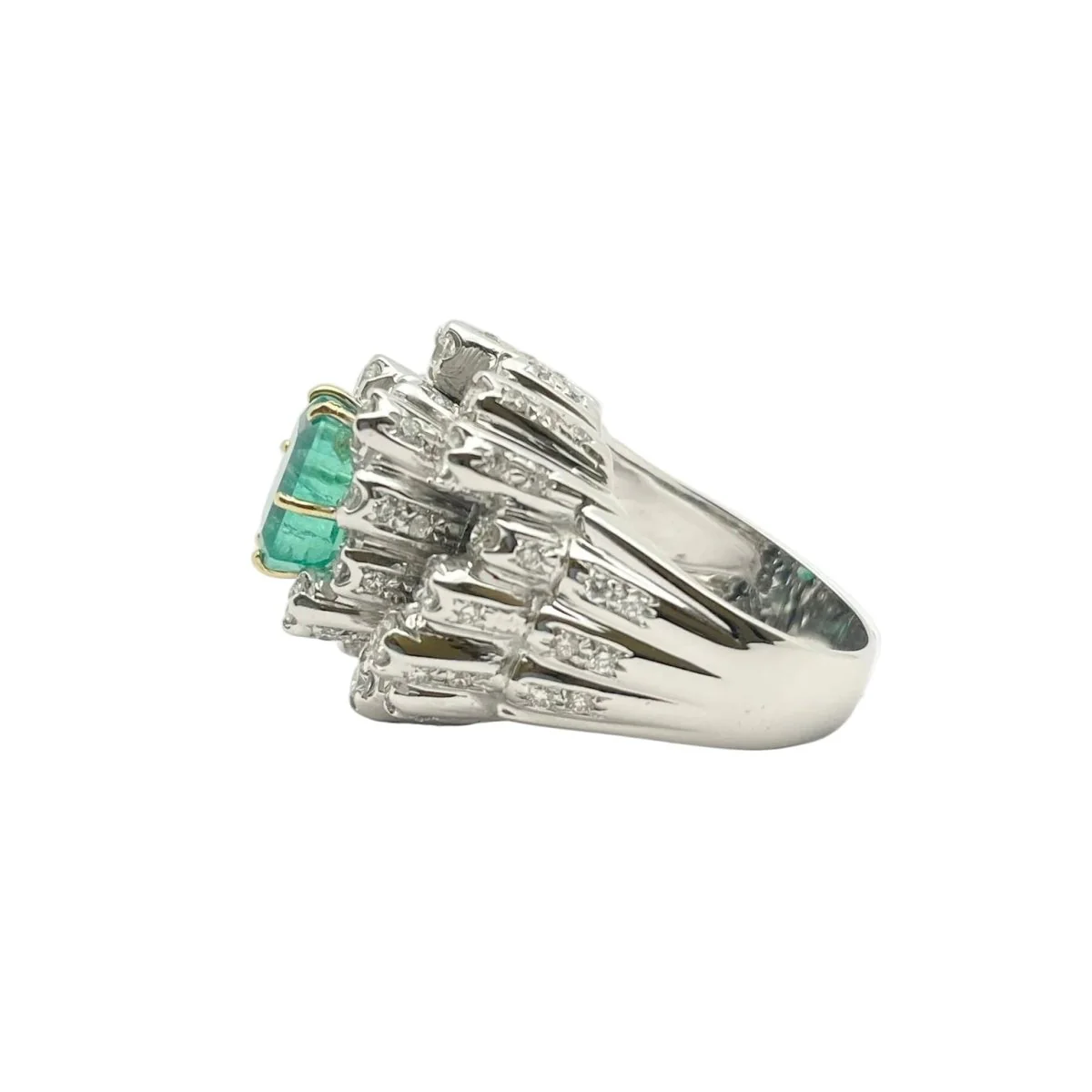 Bague Entourage en or blanc, émeraude et diamants - Image 3