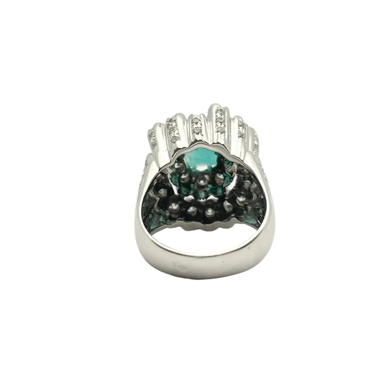 Bague Entourage en or blanc, émeraude et diamants - Image 4