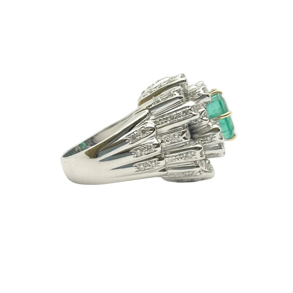 Bague Entourage en or blanc, émeraude et diamants - Image 5