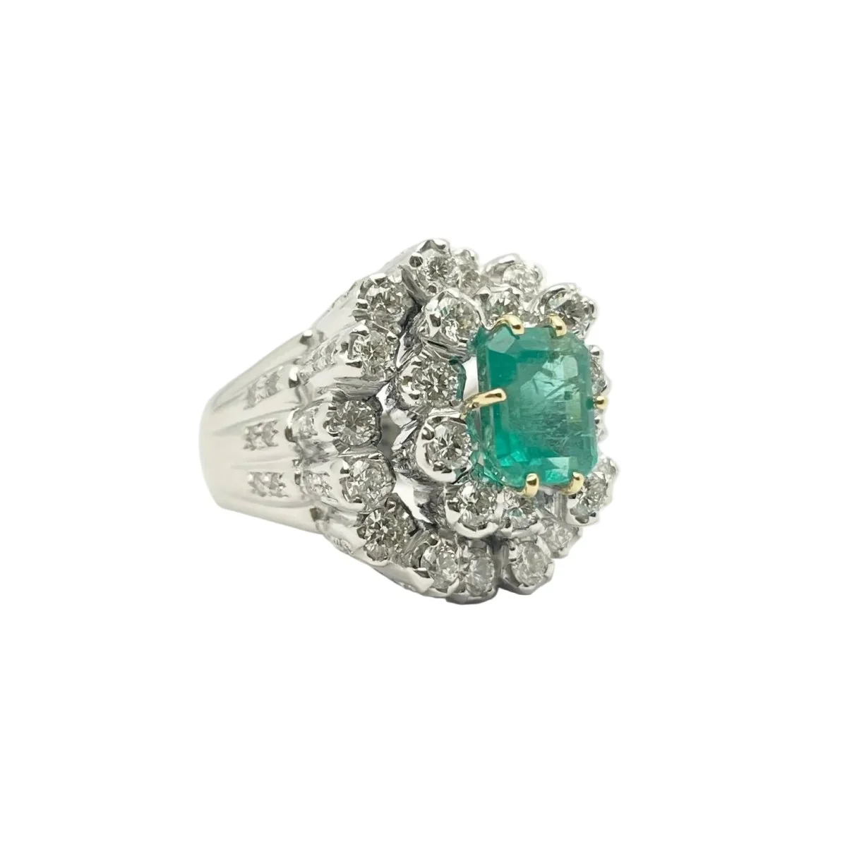 Bague Entourage en or blanc, émeraude et diamants - Image 6