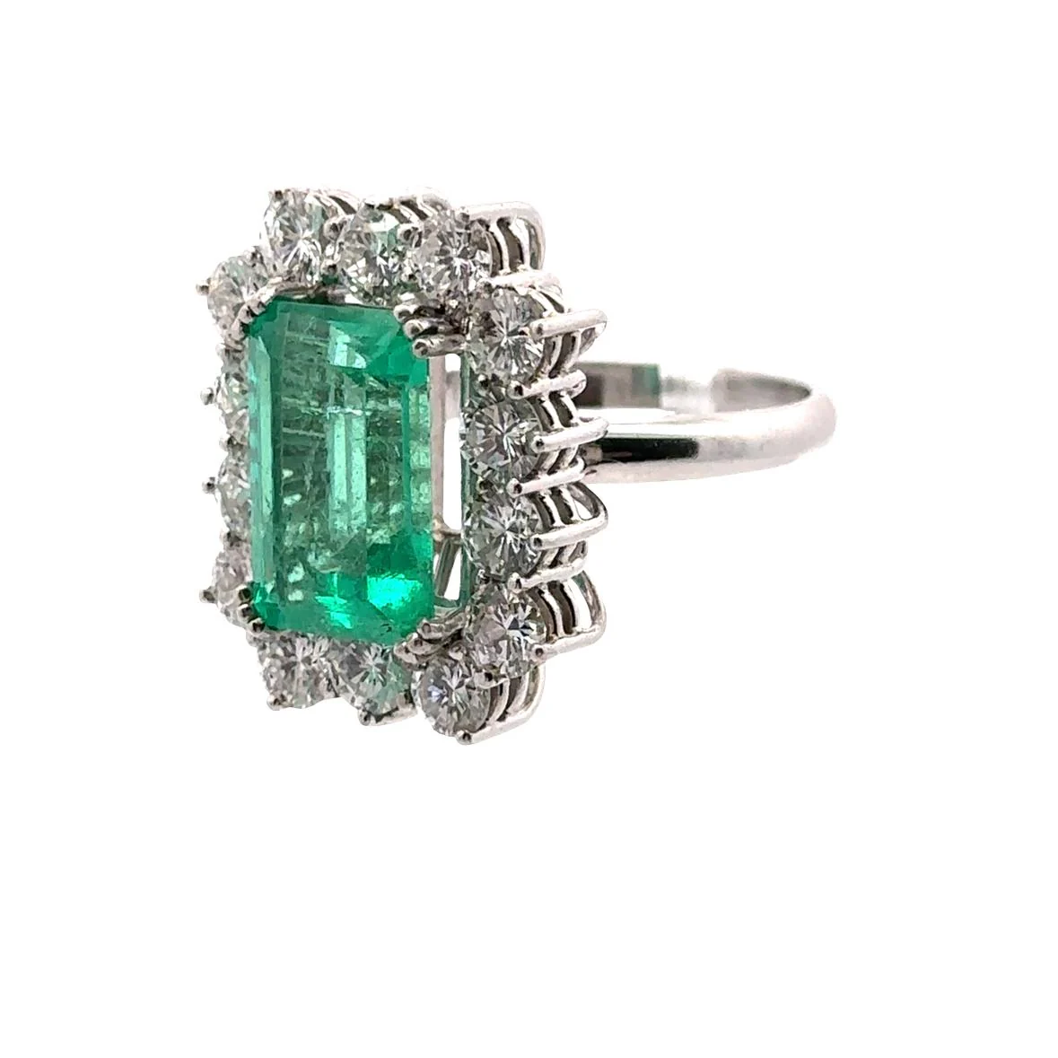 Bague Entourage en or blanc, émeraude et diamants - Image 3