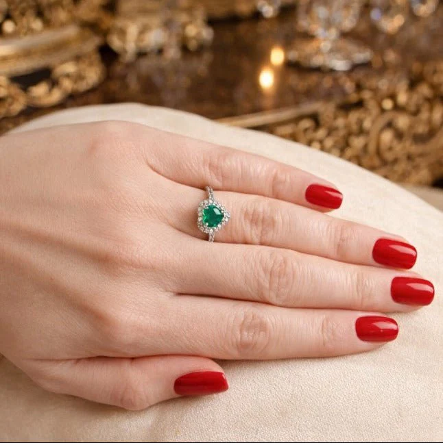 Bague Entourage en or blanc, émeraude et diamants - Image 2