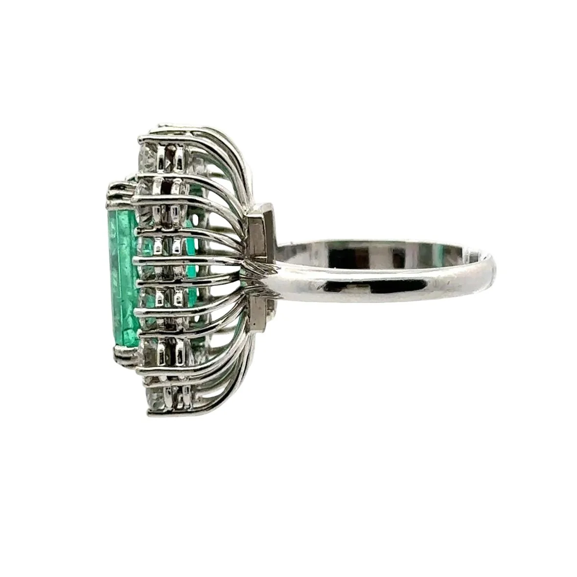 Bague Entourage en or blanc, émeraude et diamants - Image 9