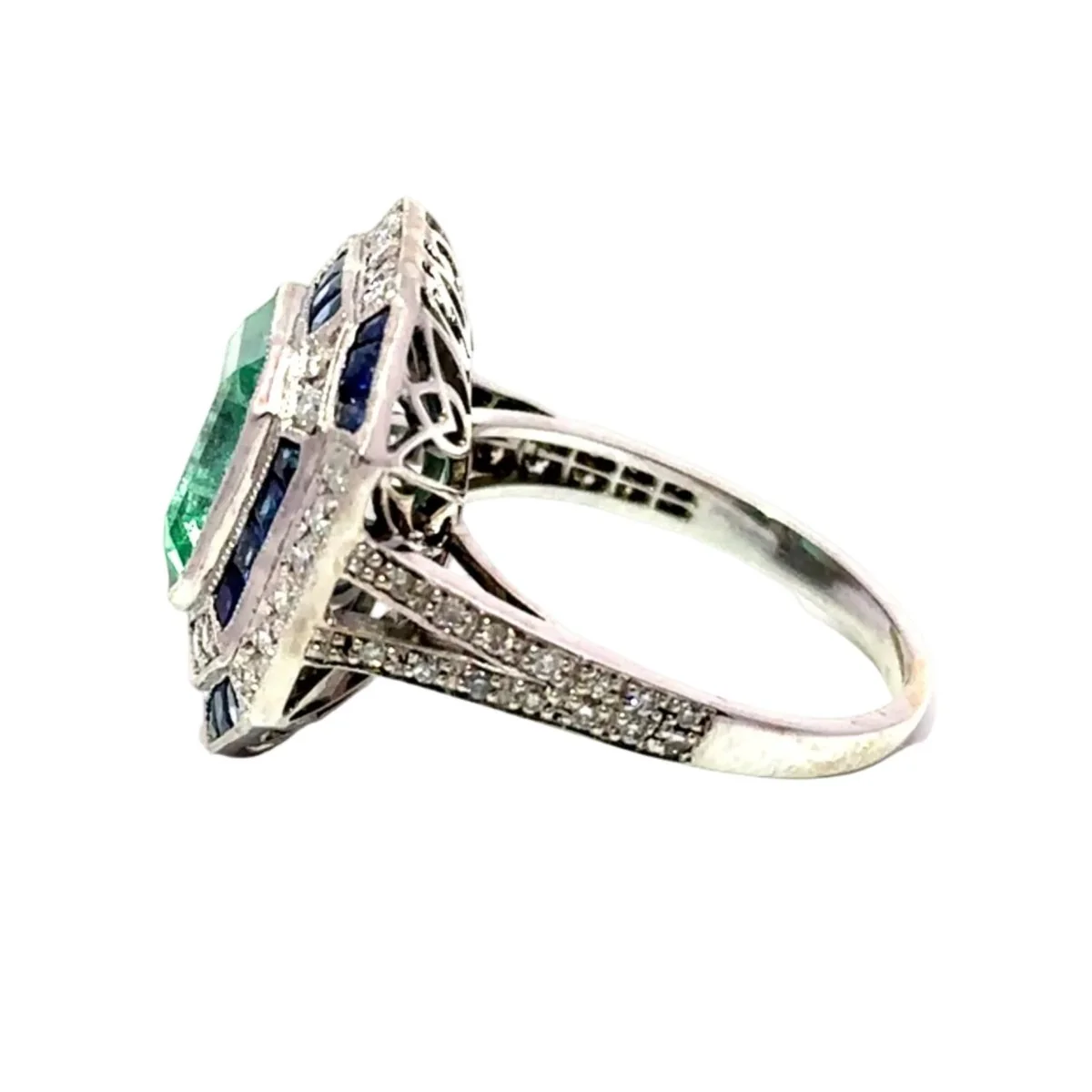Bague Entourage en or blanc, émeraude, saphir et diamants - Image 3