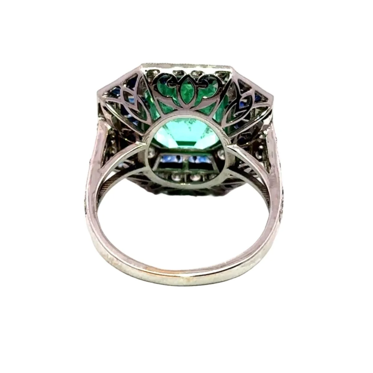 Bague Entourage en or blanc, émeraude, saphir et diamants - Image 4