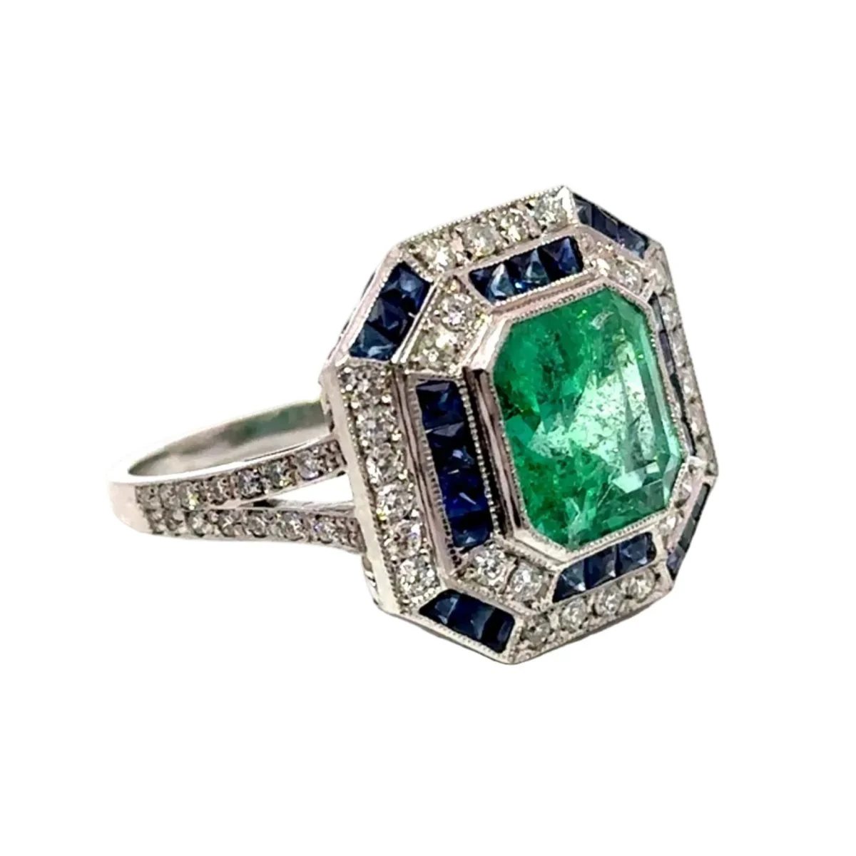 Bague Entourage en or blanc, émeraude, saphir et diamants - Image 5