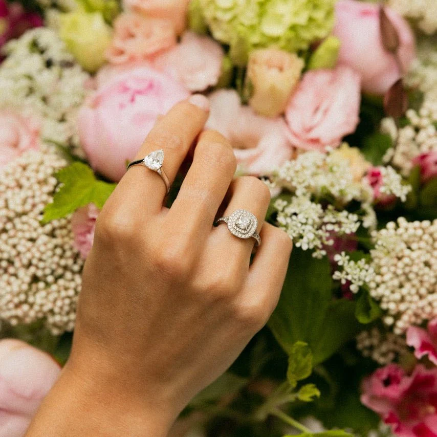 Bague Entourage en or blanc et diamants - Image 7