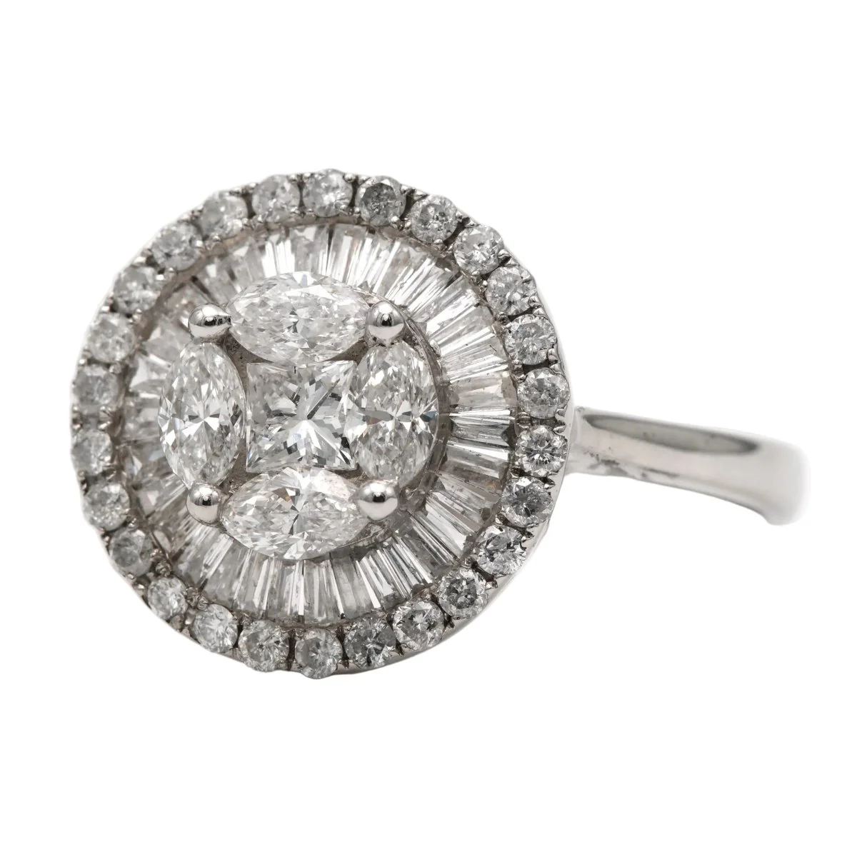 Bague Entourage en or blanc et diamants - Image 2