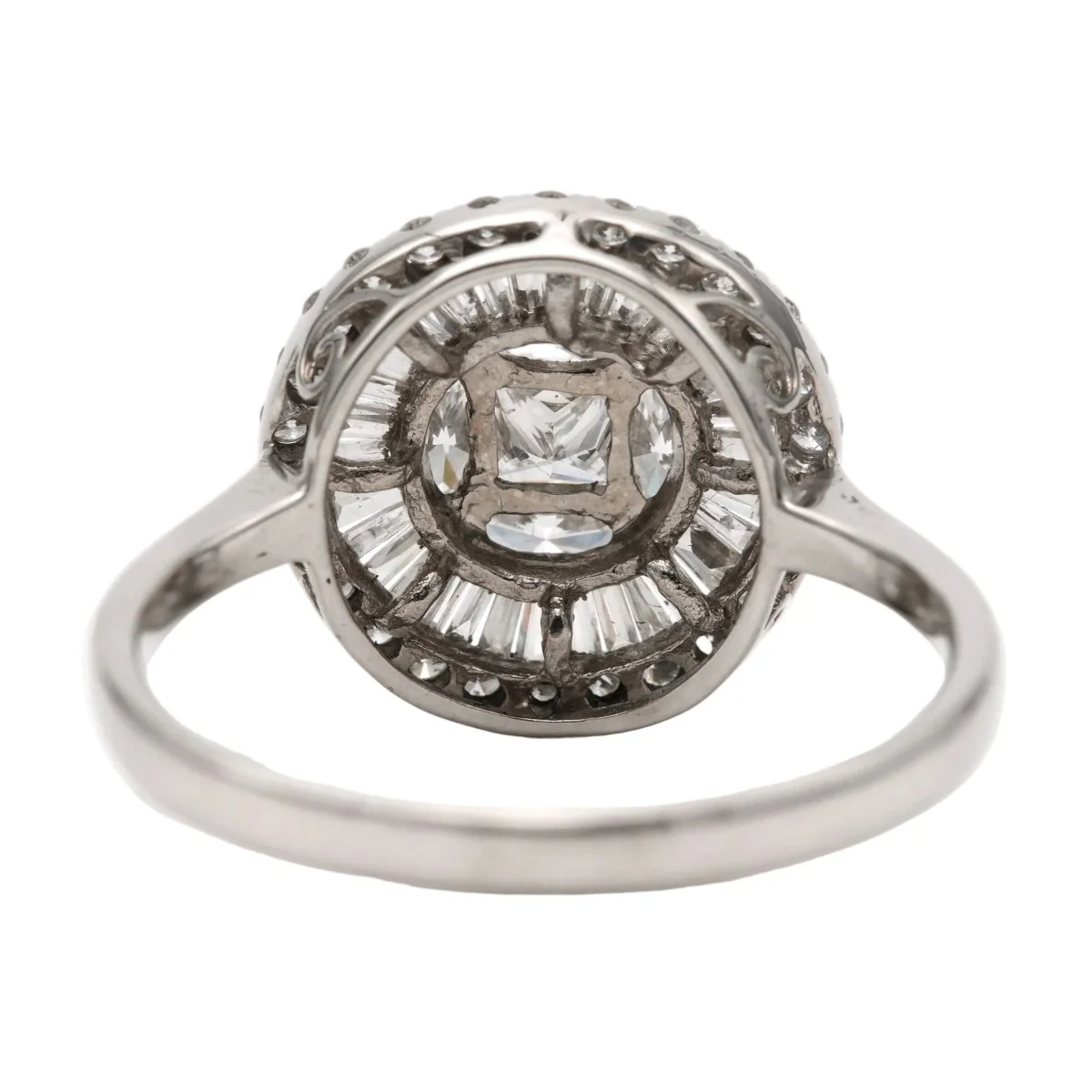 Bague Entourage en or blanc et diamants - Image 4
