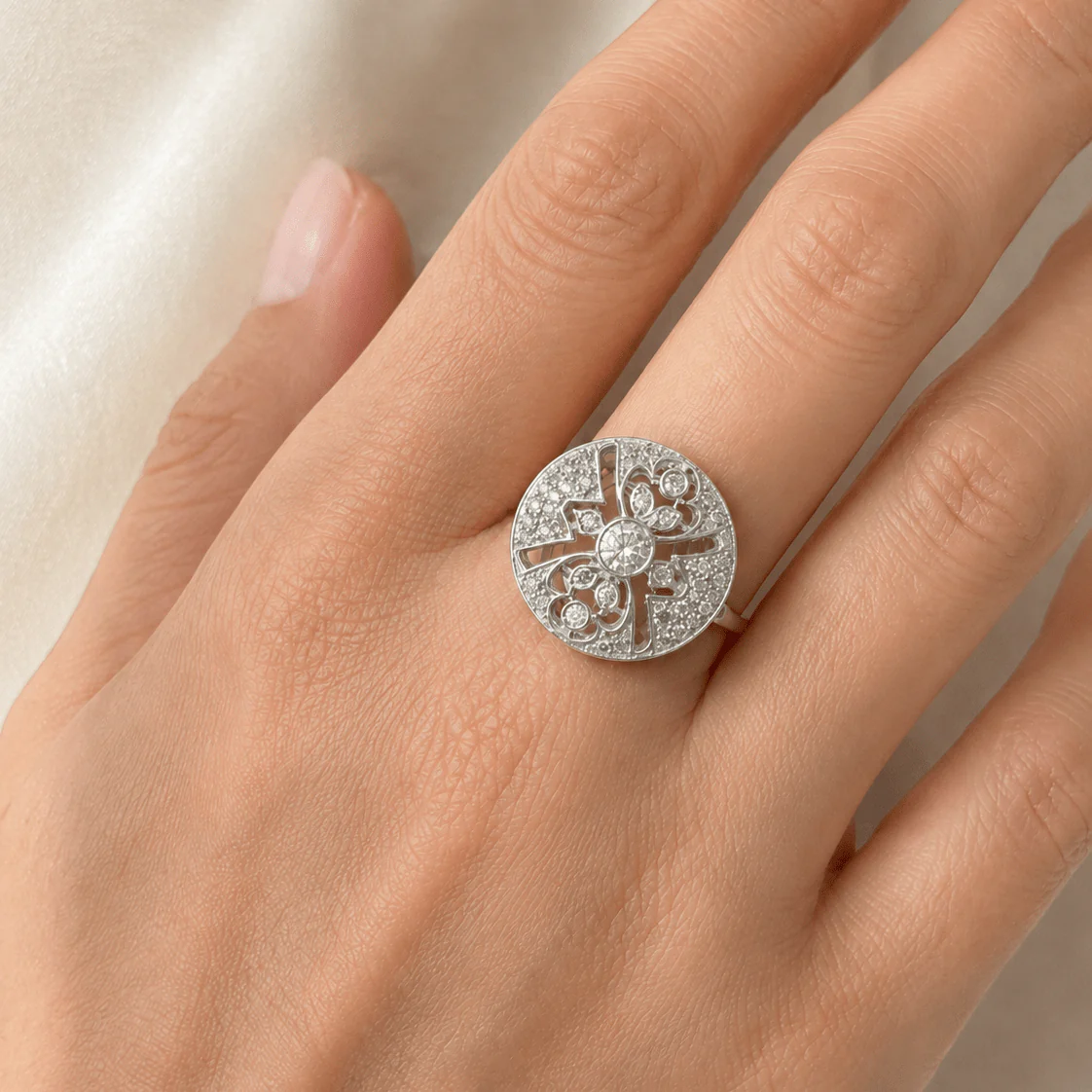 Bague Entourage en or blanc et diamants - Image 2