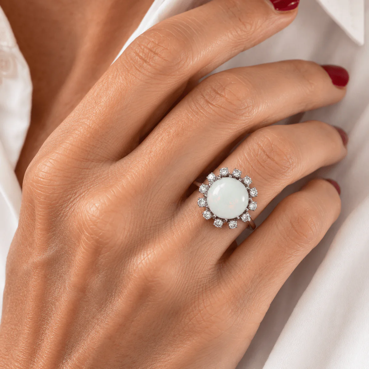 Bague Entourage en or blanc, opale et diamants - Image 2