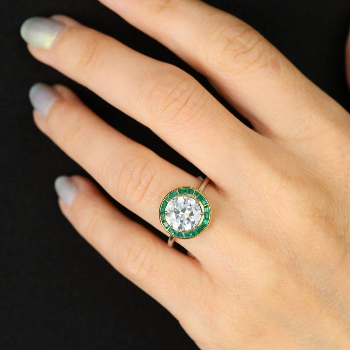Bague Entourage en or blanc, or jaune, émeraudes et diamants - Image 2