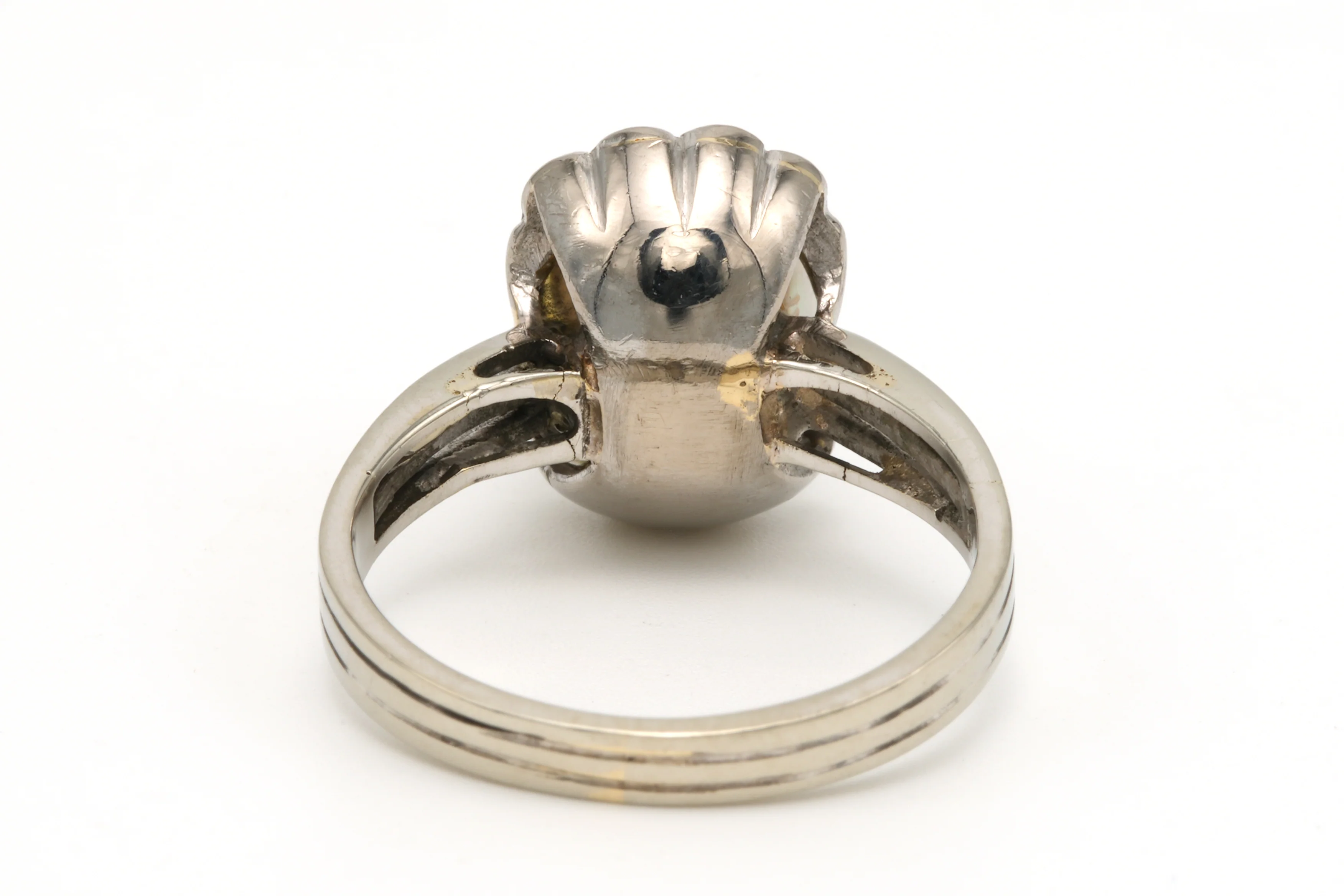 Bague Entourage en or blanc, perle et diamants - Image 4