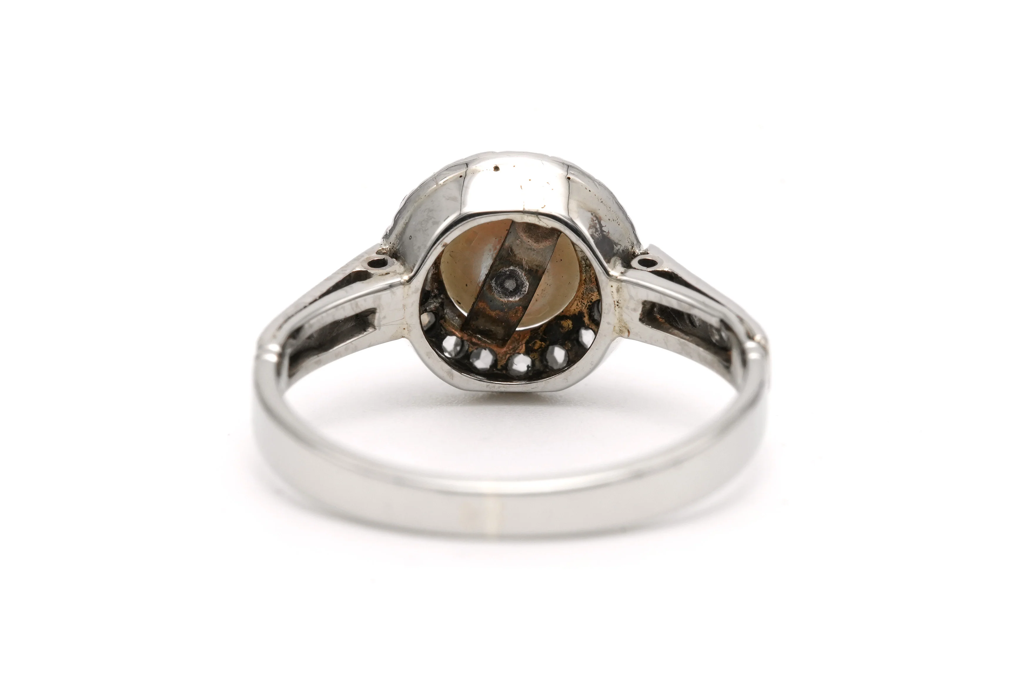 Bague Entourage en or blanc, perle et diamants - Image 4