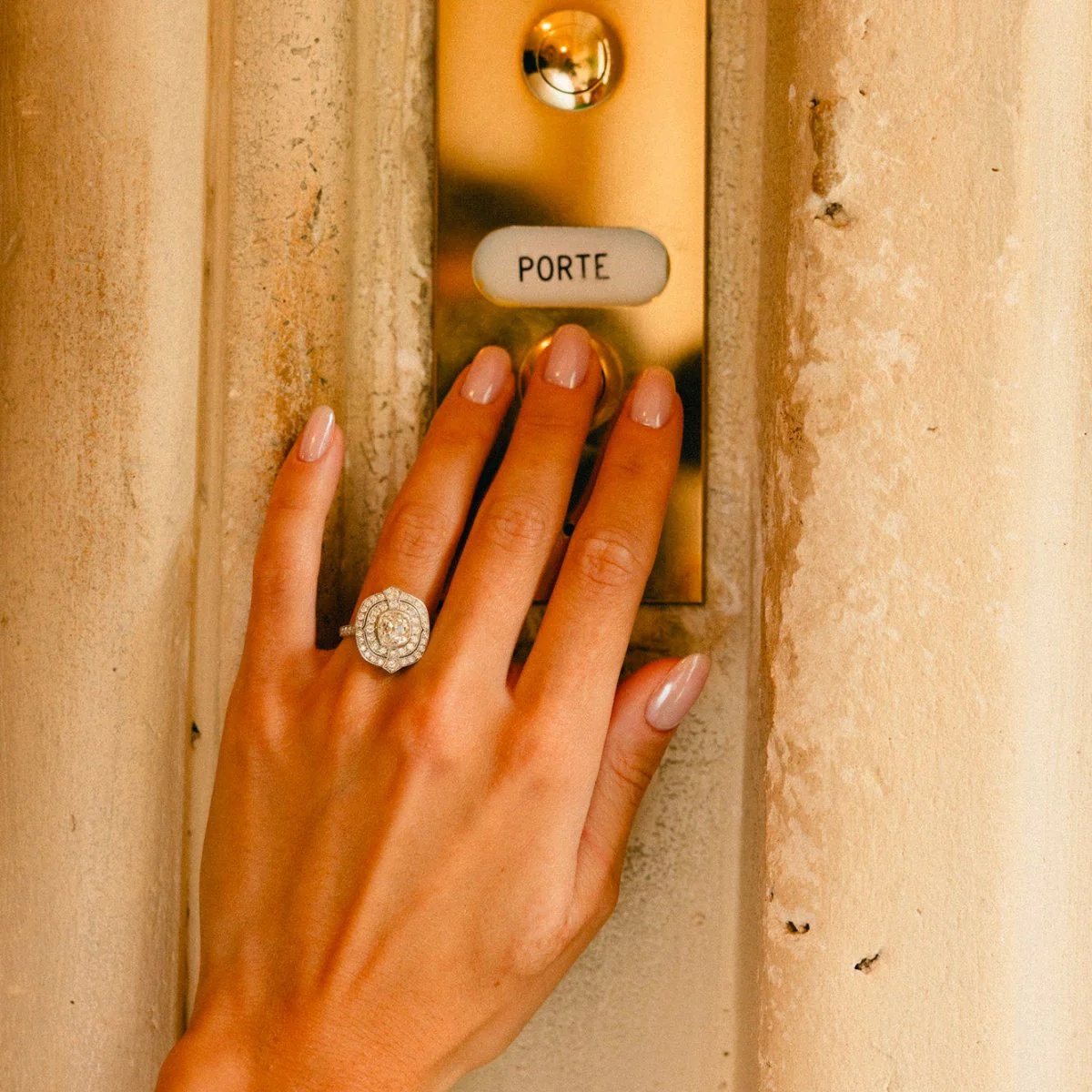 Bague Entourage en or blanc, platine et diamants - Image 2