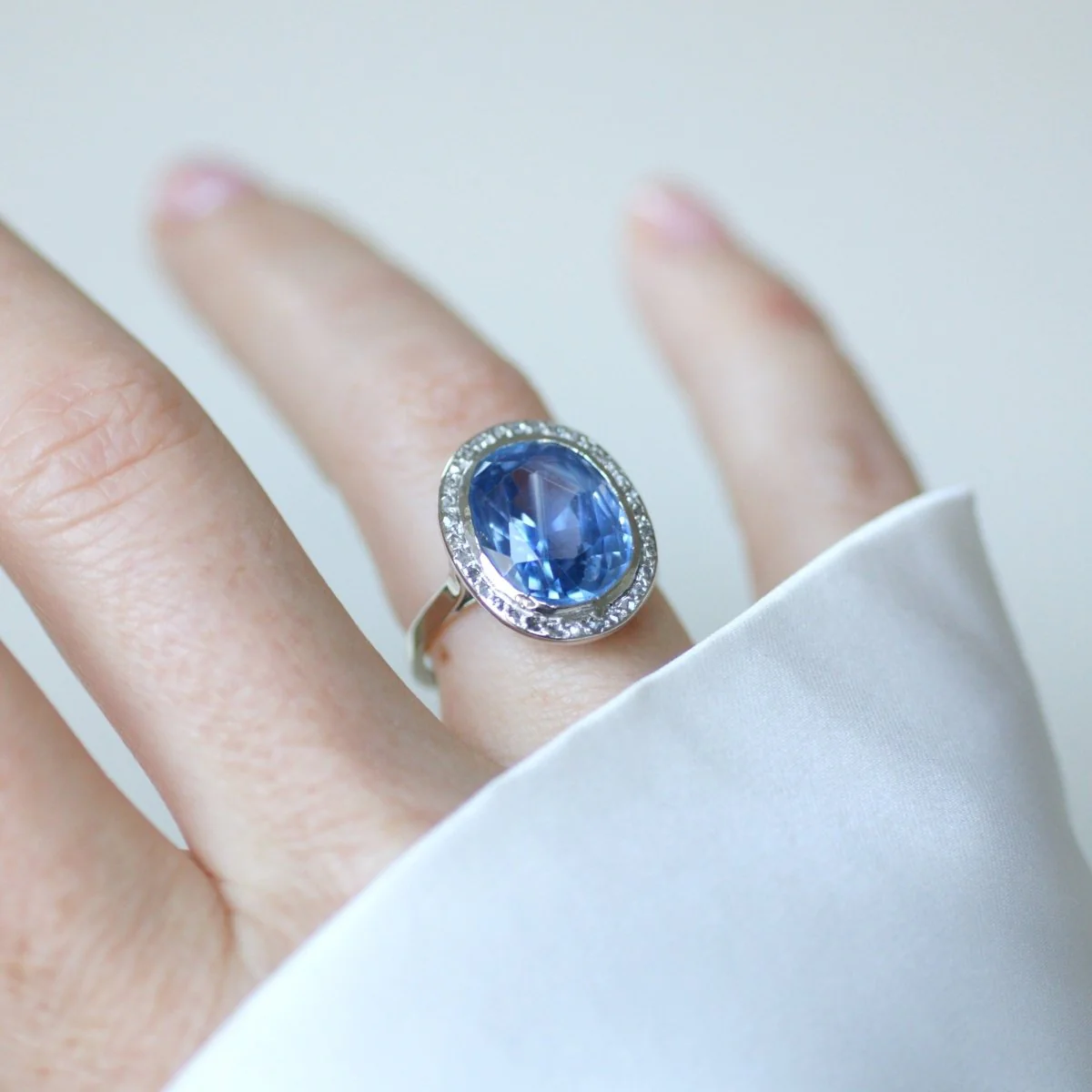 Bague Entourage en or blanc, platine, saphir et diamants - Image 2