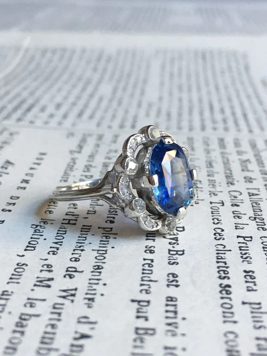 Bague Entourage en or blanc, platine, saphir et diamants - Image 10
