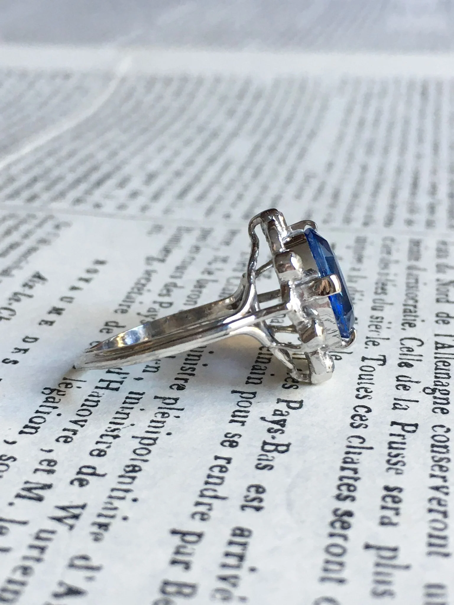 Bague Entourage en or blanc, platine, saphir et diamants - Image 11
