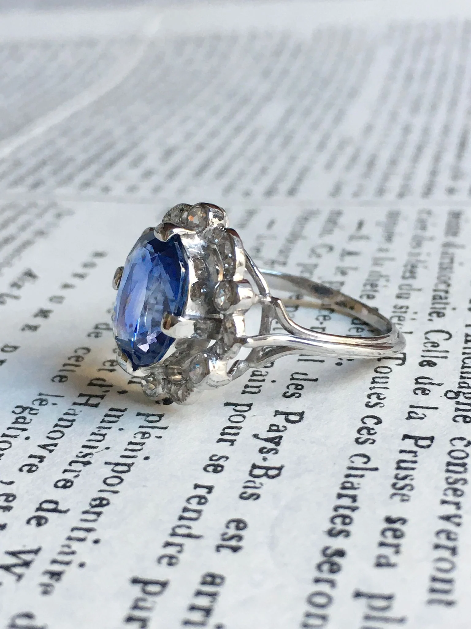 Bague Entourage en or blanc, platine, saphir et diamants - Image 12