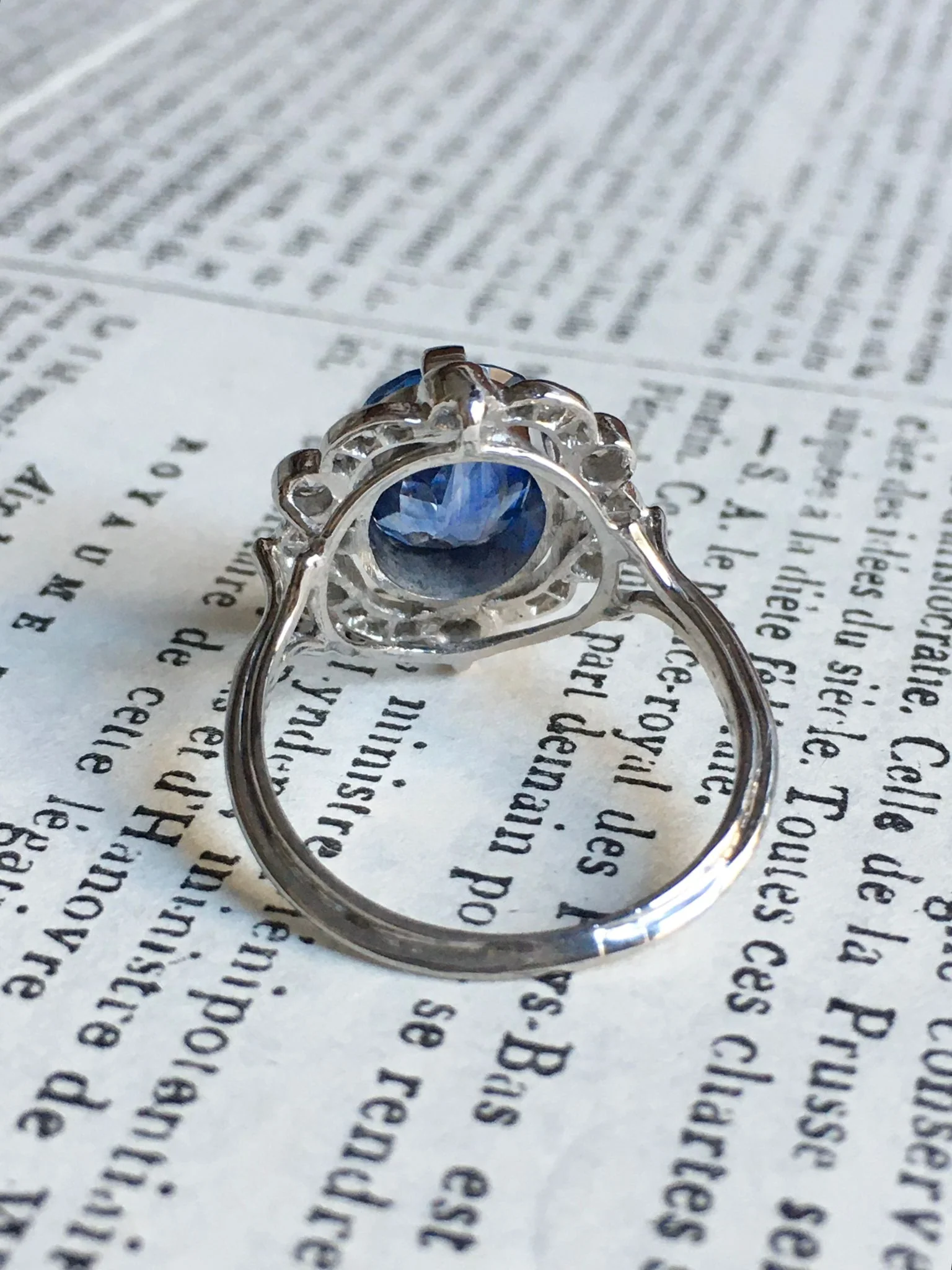 Bague Entourage en or blanc, platine, saphir et diamants - Image 13