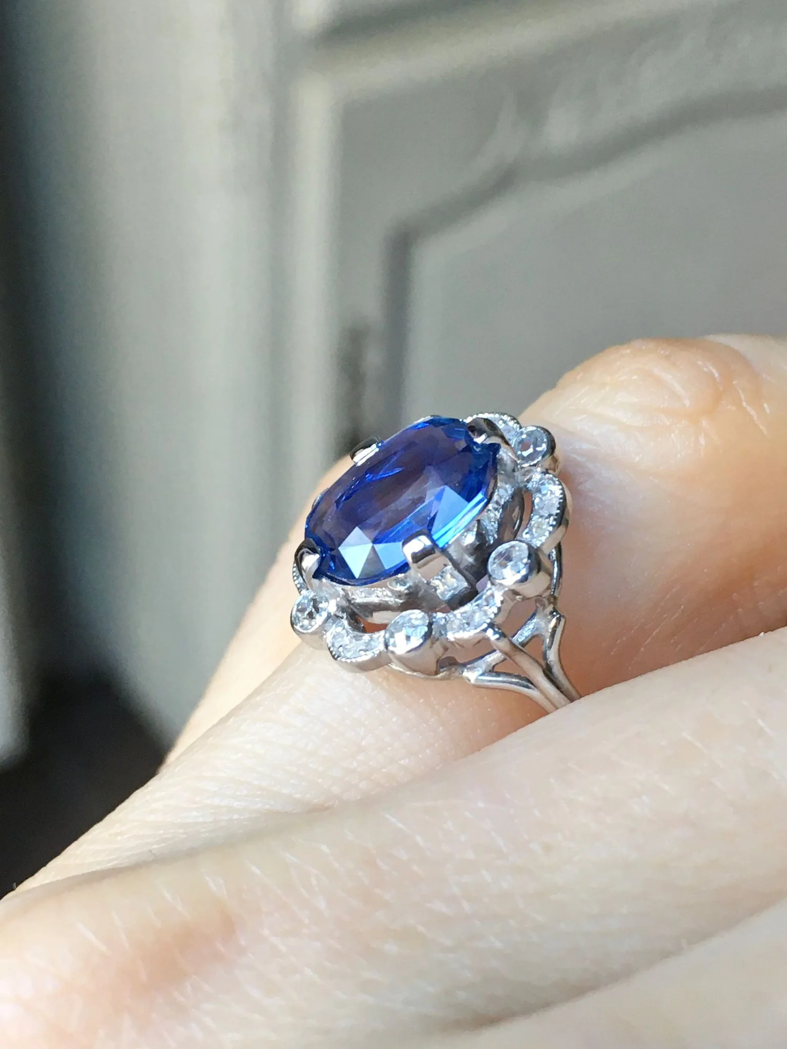 Bague Entourage en or blanc, platine, saphir et diamants - Image 14