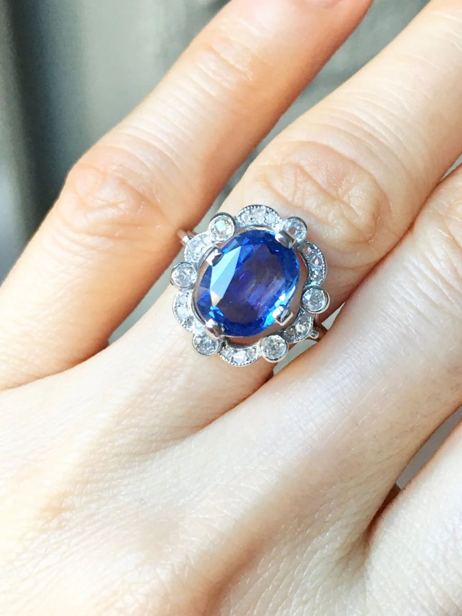 Bague Entourage en or blanc, platine, saphir et diamants - Image 15