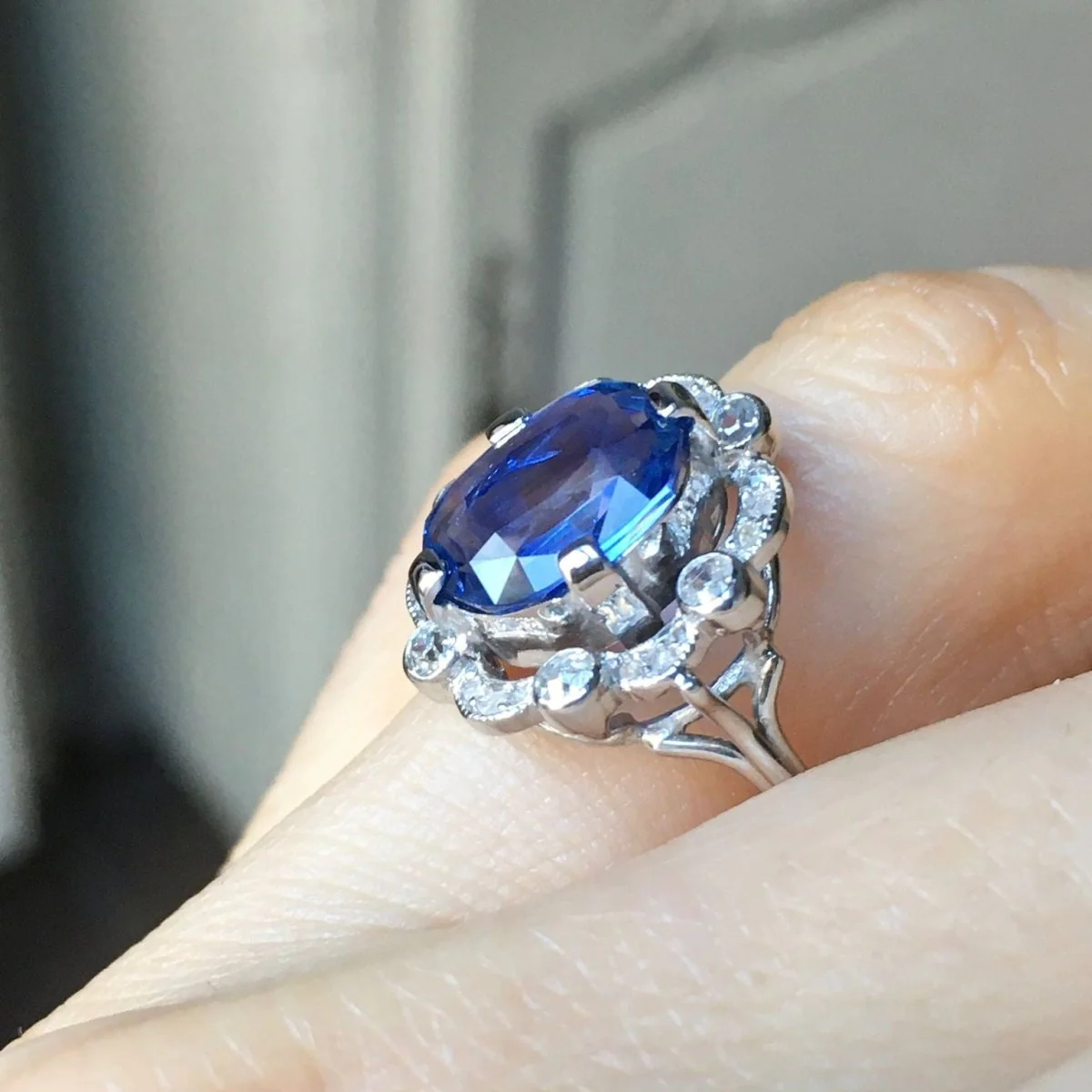 Bague Entourage en or blanc, platine, saphir et diamants - Image 17