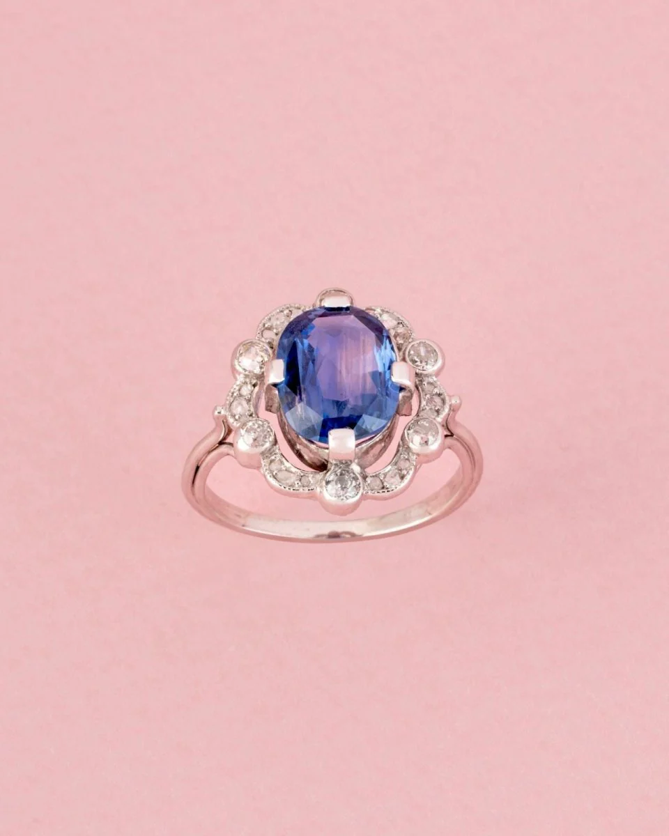 Bague Entourage en or blanc, platine, saphir et diamants - Image 3