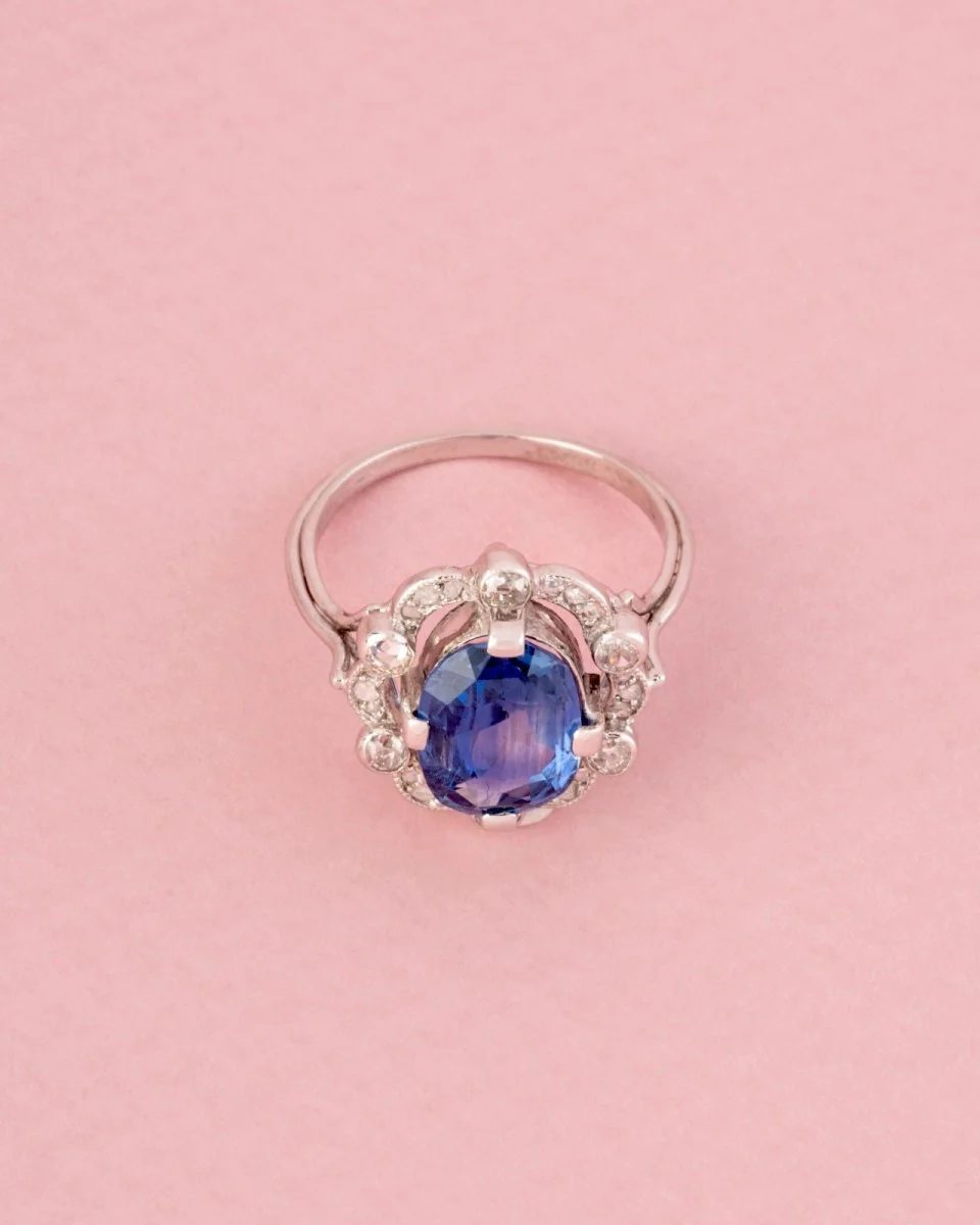Bague Entourage en or blanc, platine, saphir et diamants - Image 4