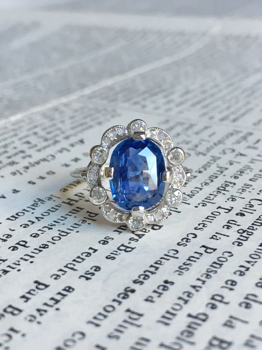 Bague Entourage en or blanc, platine, saphir et diamants - Image 6