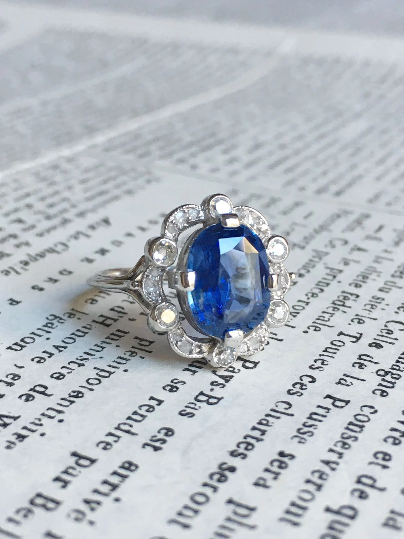 Bague Entourage en or blanc, platine, saphir et diamants - Image 8