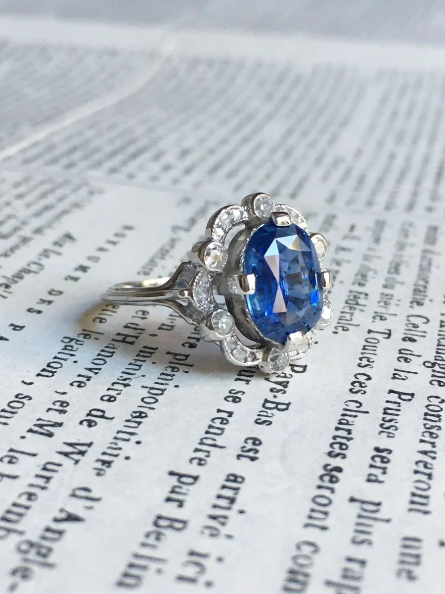 Bague Entourage en or blanc, platine, saphir et diamants - Image 9