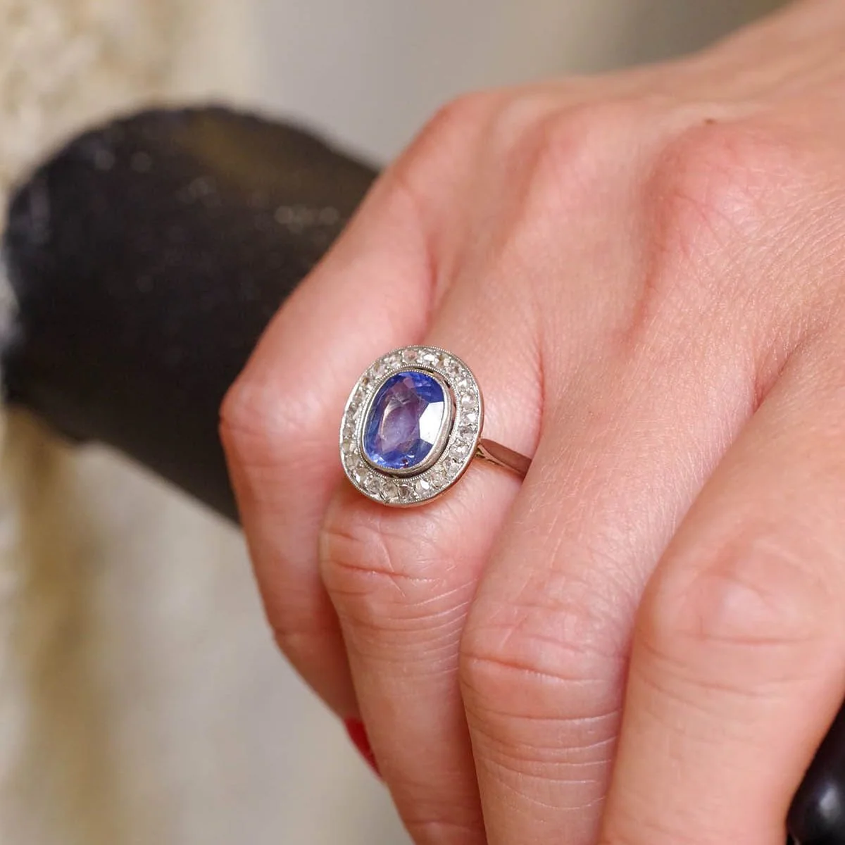 Bague Entourage en or blanc, platine, saphir et diamants - Image 2