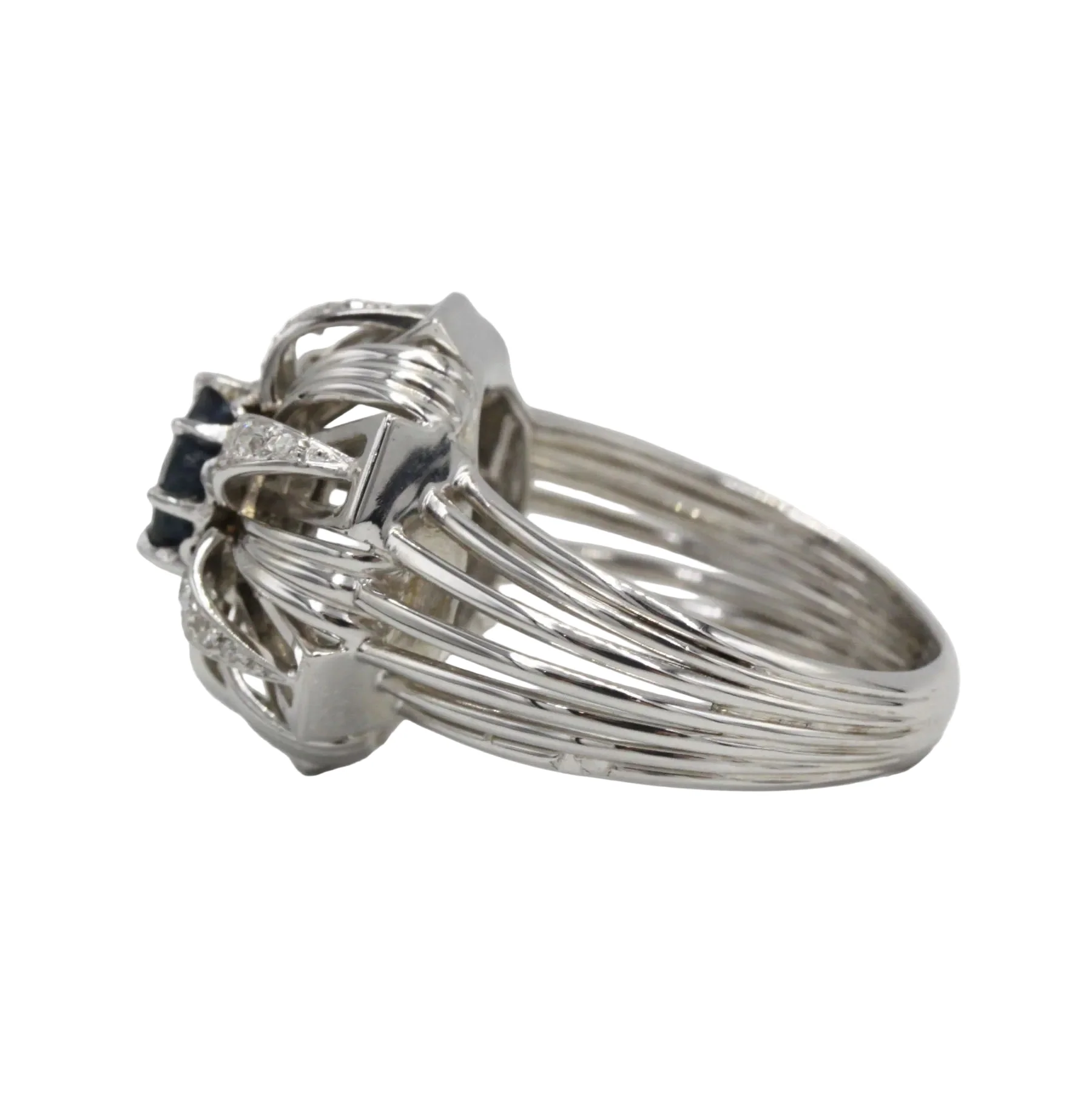 Bague Entourage en or blanc, platine, saphir, et diamants - Image 3