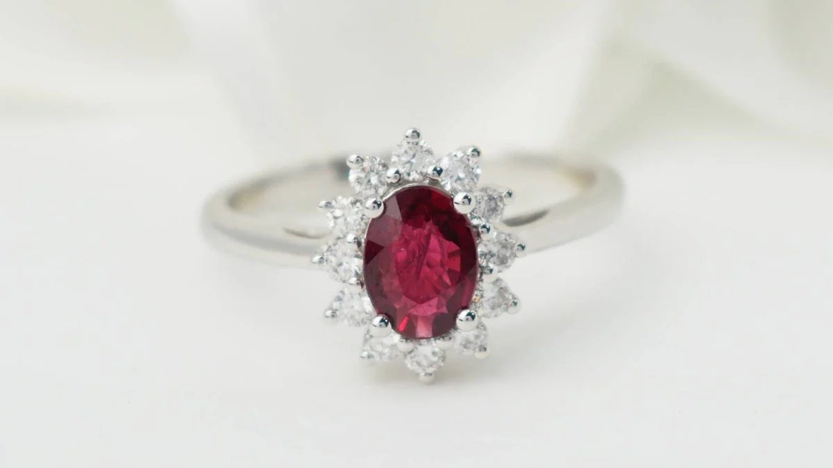Bague entourage en or blanc, rubis et diamants - Image 4