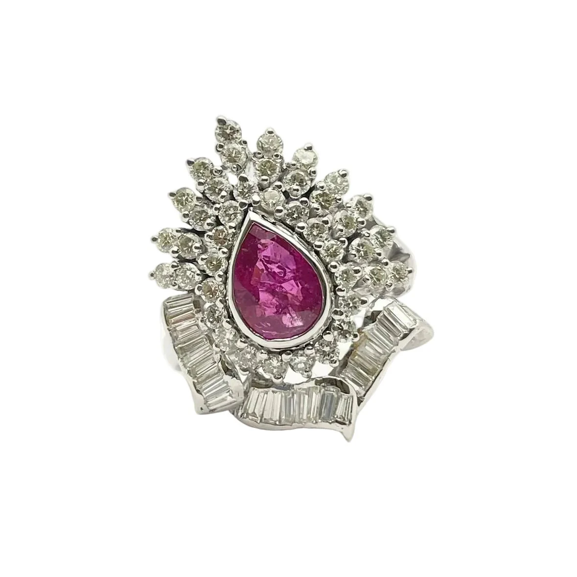Bague Entourage en or blanc, rubis et diamants