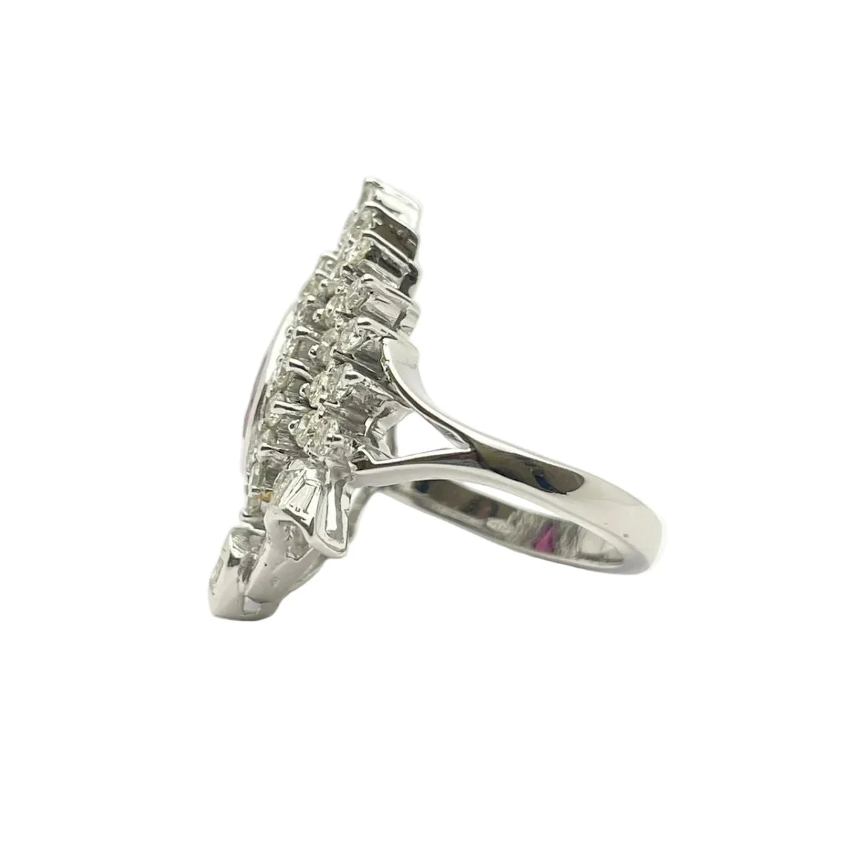 Bague Entourage en or blanc, rubis et diamants - Image 3