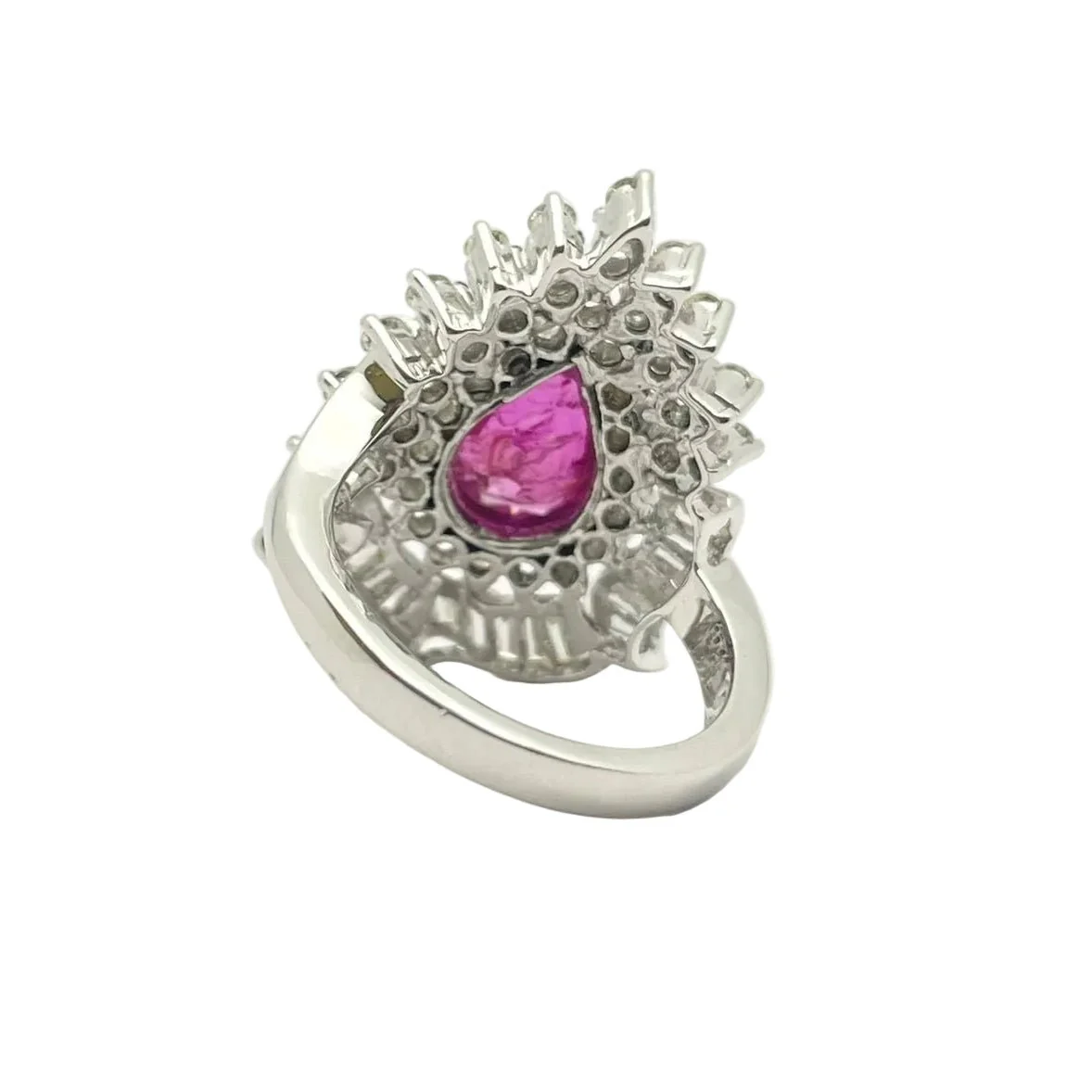 Bague Entourage en or blanc, rubis et diamants - Image 4