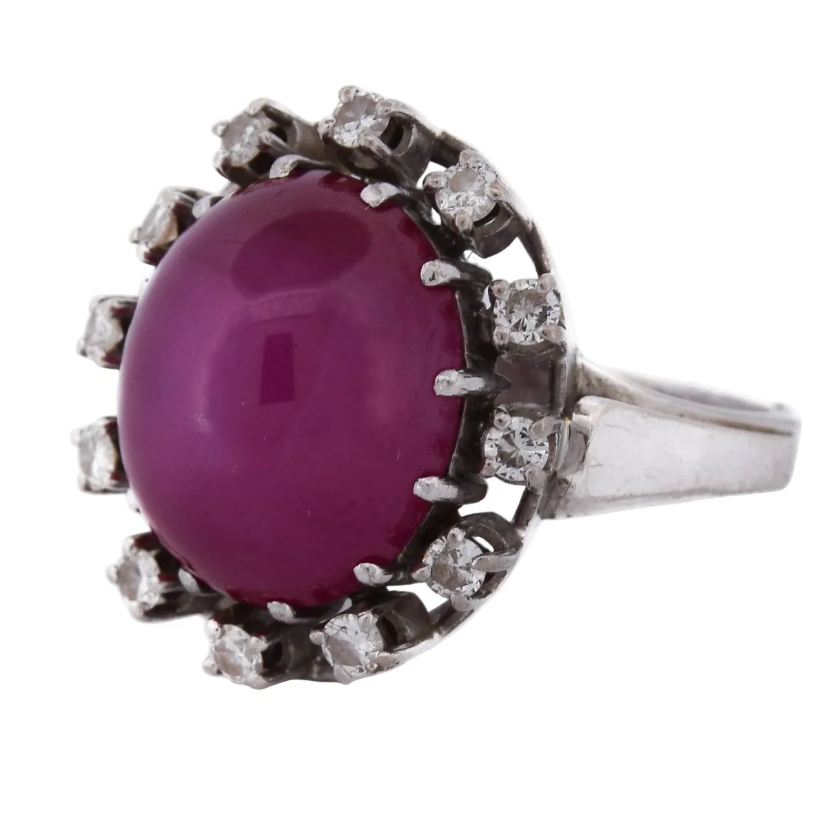 Bague Entourage en or blanc, rubis et diamants - Image 3