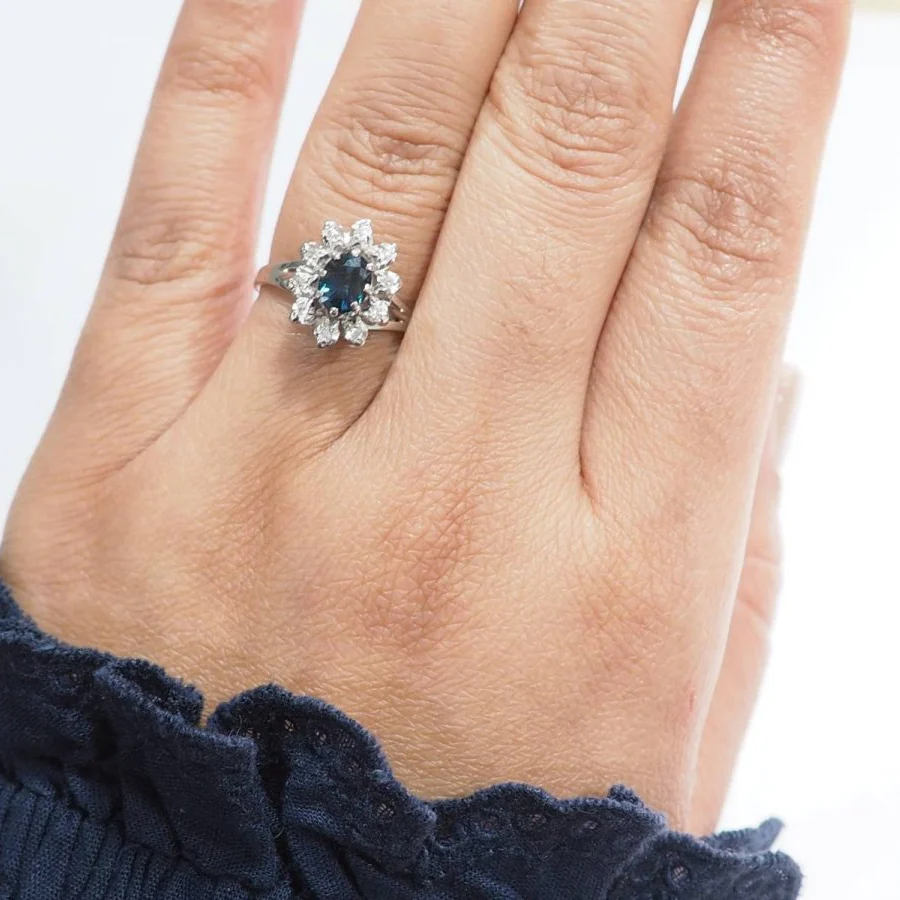 Bague Entourage en or blanc, saphir et diamants - Image 2