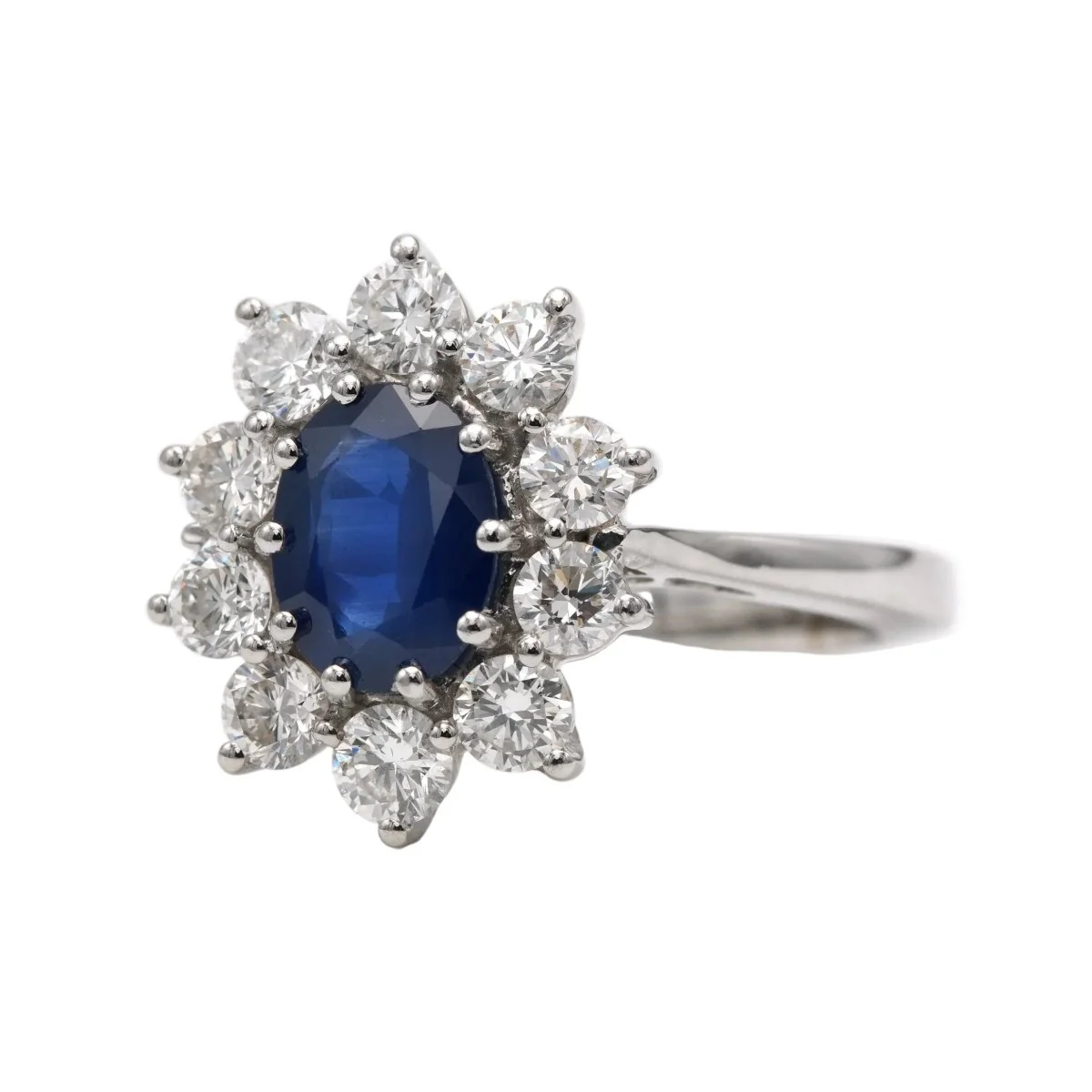 Bague Entourage en or blanc, saphir et diamants - Image 2