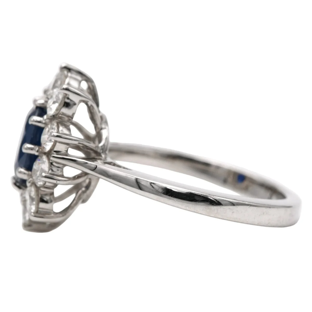 Bague Entourage en or blanc, saphir et diamants - Image 3