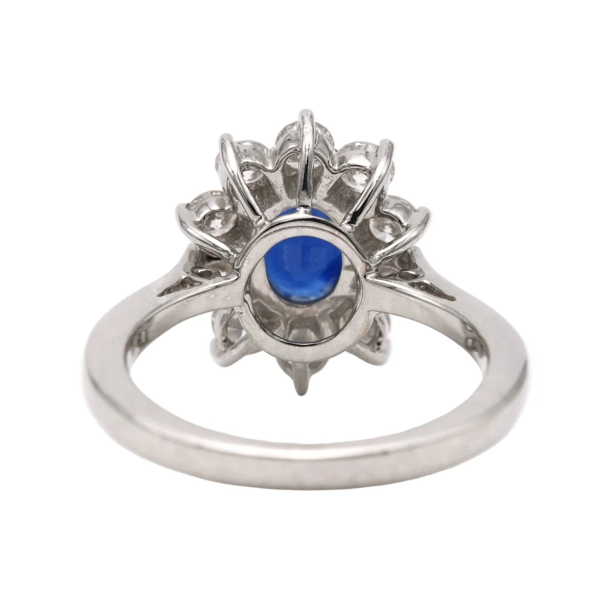 Bague Entourage en or blanc, saphir et diamants - Image 4