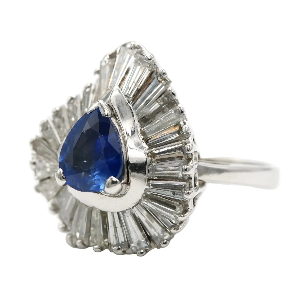 Bague Entourage en or blanc, saphir et diamants - Image 2